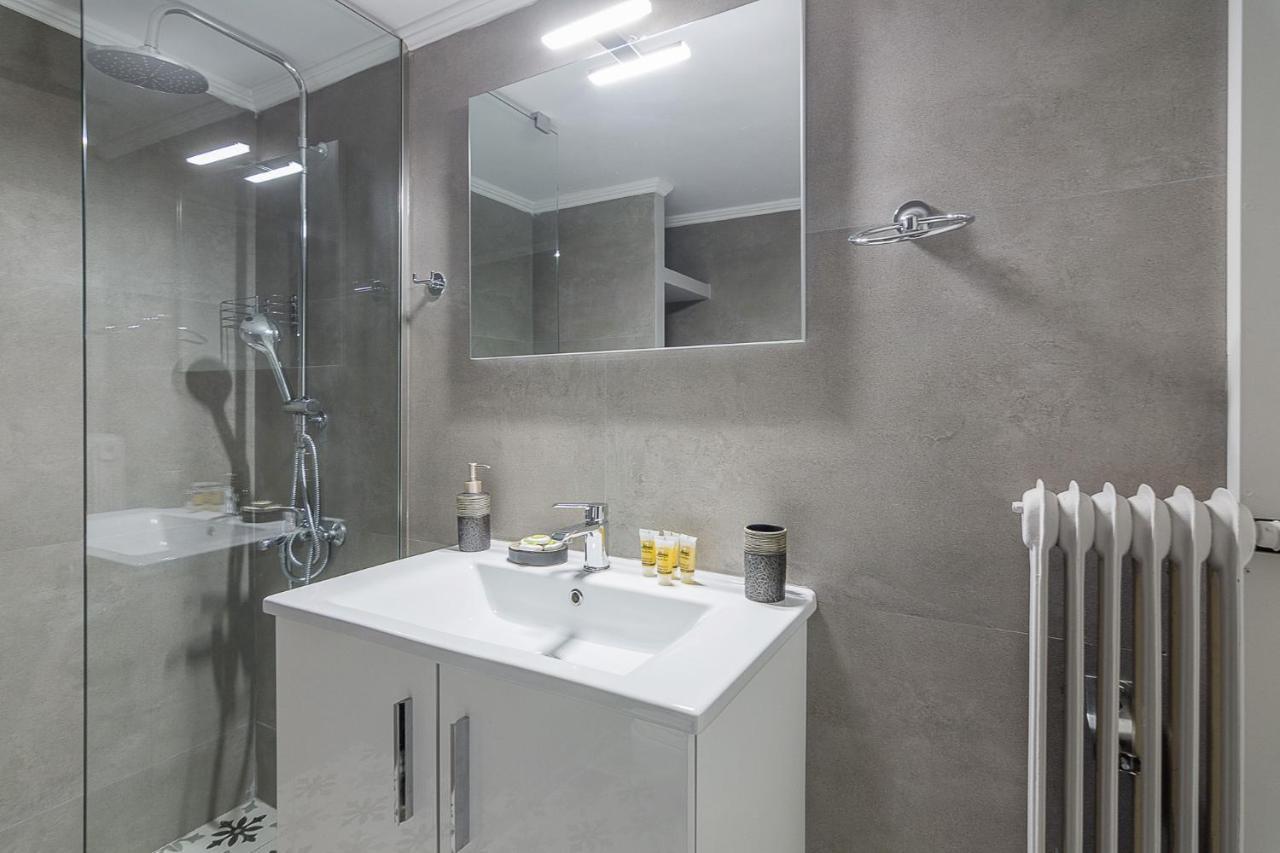 A Modern 2-Bedroom Apartment Near Areios Pagos Athén Kültér fotó